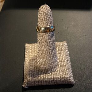 Classic 10K Gold Band Ring - Polished Yellow Gold Finish. 5.5 grams